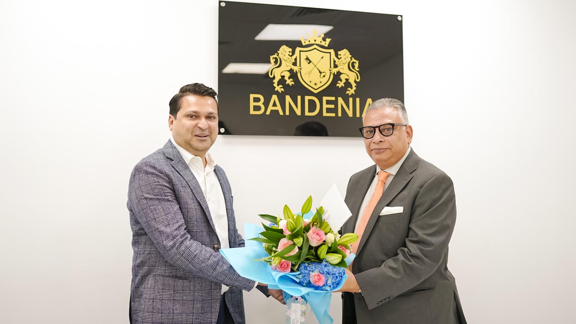 Imran Qureshi, Managing Director of Bandenia Challenger Finance  ( BCF) felicitated Tarique Afzal , President and Managing Director of AB Bank at the MOU signing ceremony